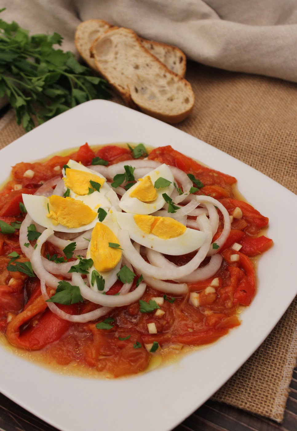 Zorongollo extremeño. La ensalada tradicional con pimientos asados