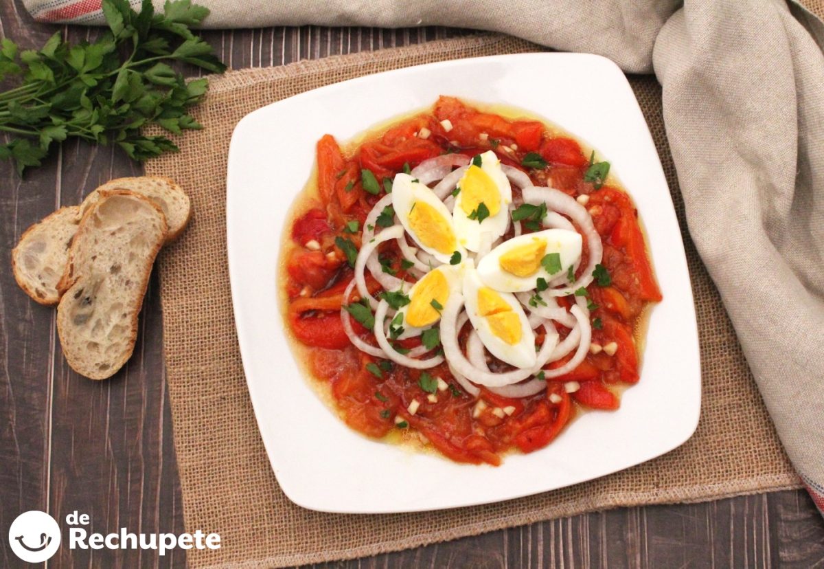 Zorongollo extremeño. La ensalada tradicional con pimientos asados