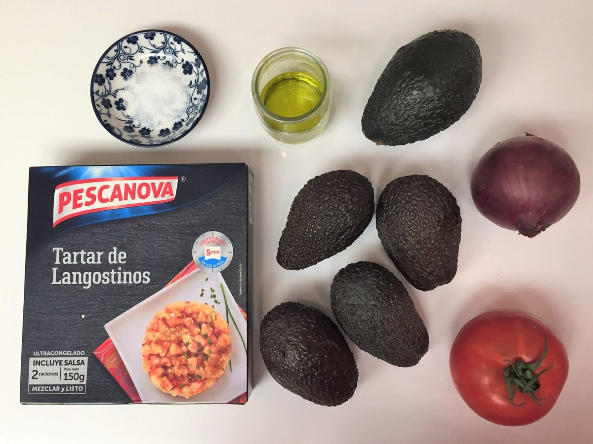 aguacate con tartar de langostinos paso 1