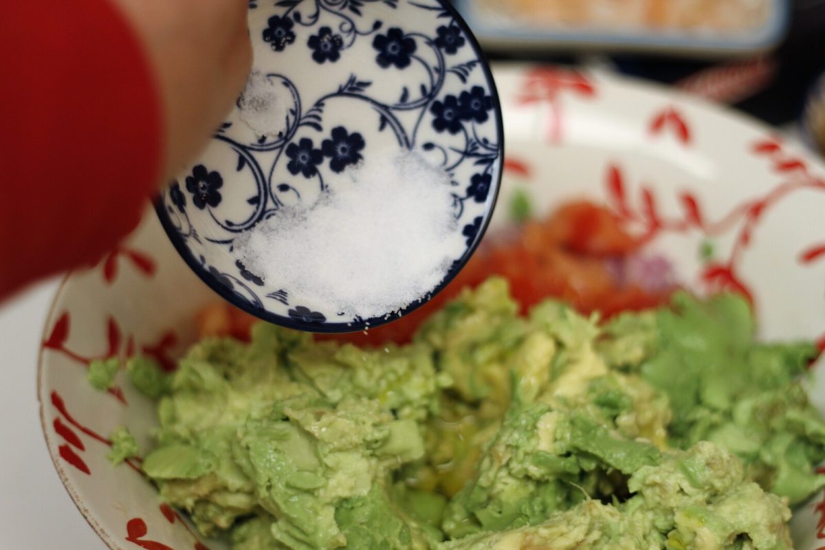 aguacate con tartar de langostinos paso 10