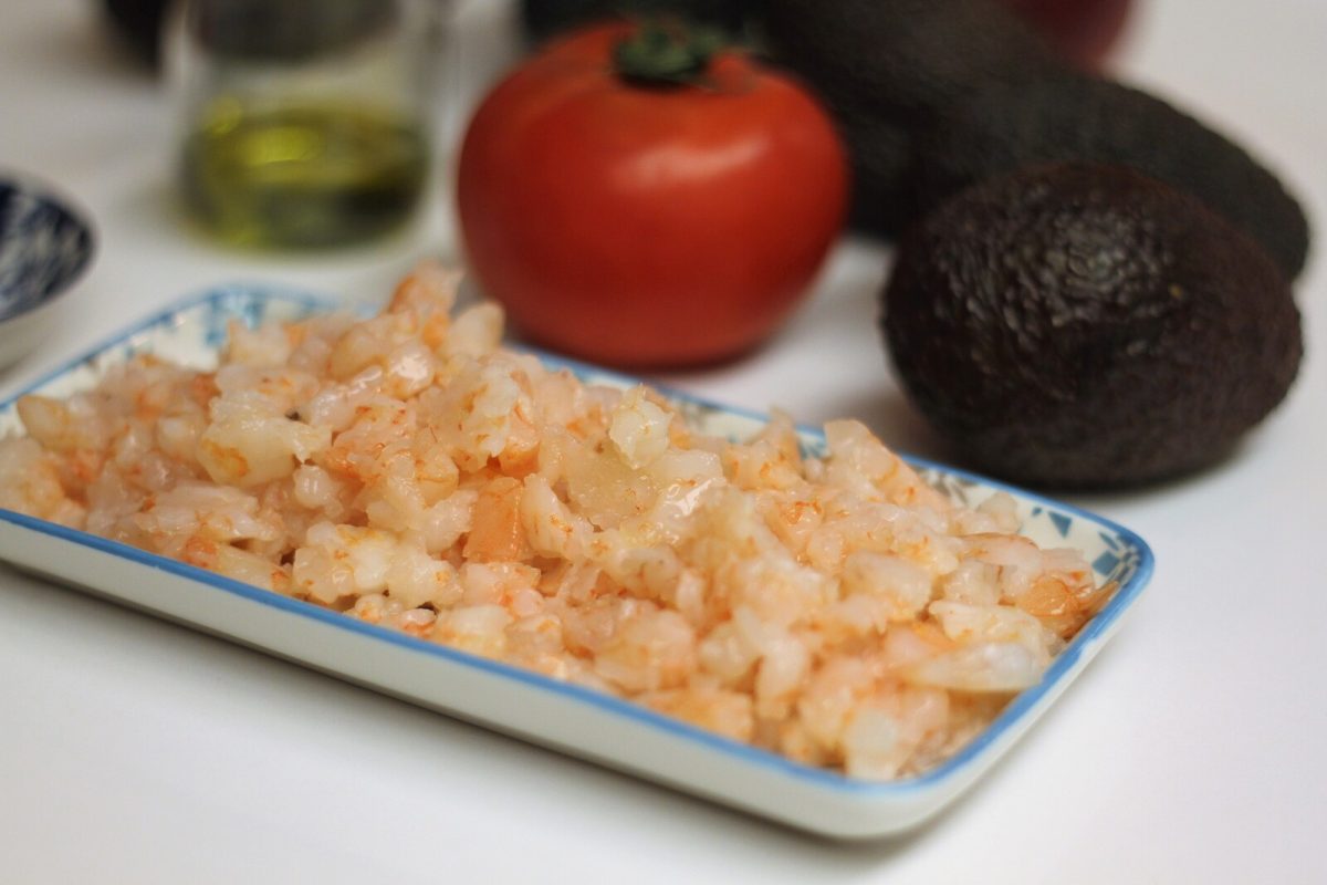 aguacate con tartar de langostinos paso 2