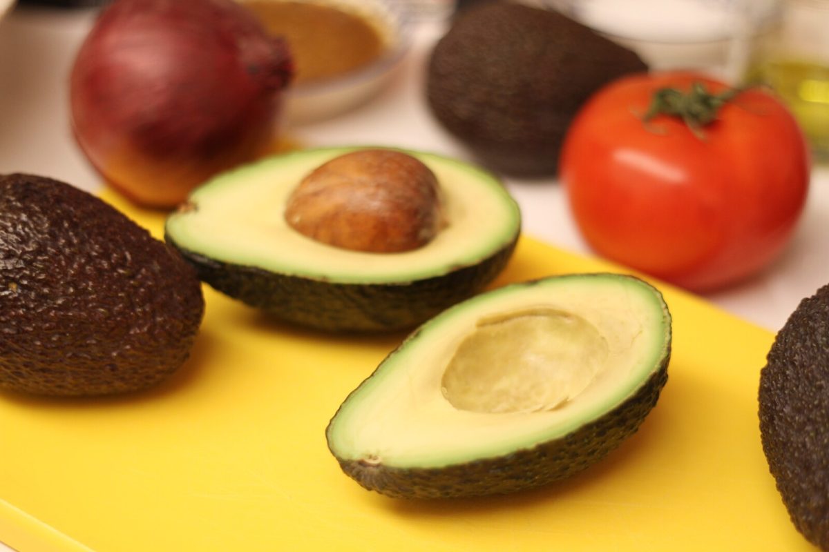 aguacate con tartar de langostinos paso 4