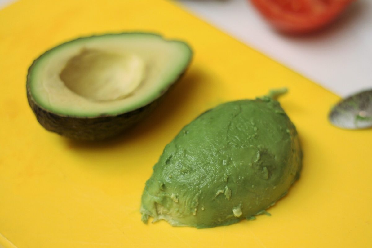 aguacate con tartar de langostinos paso 7