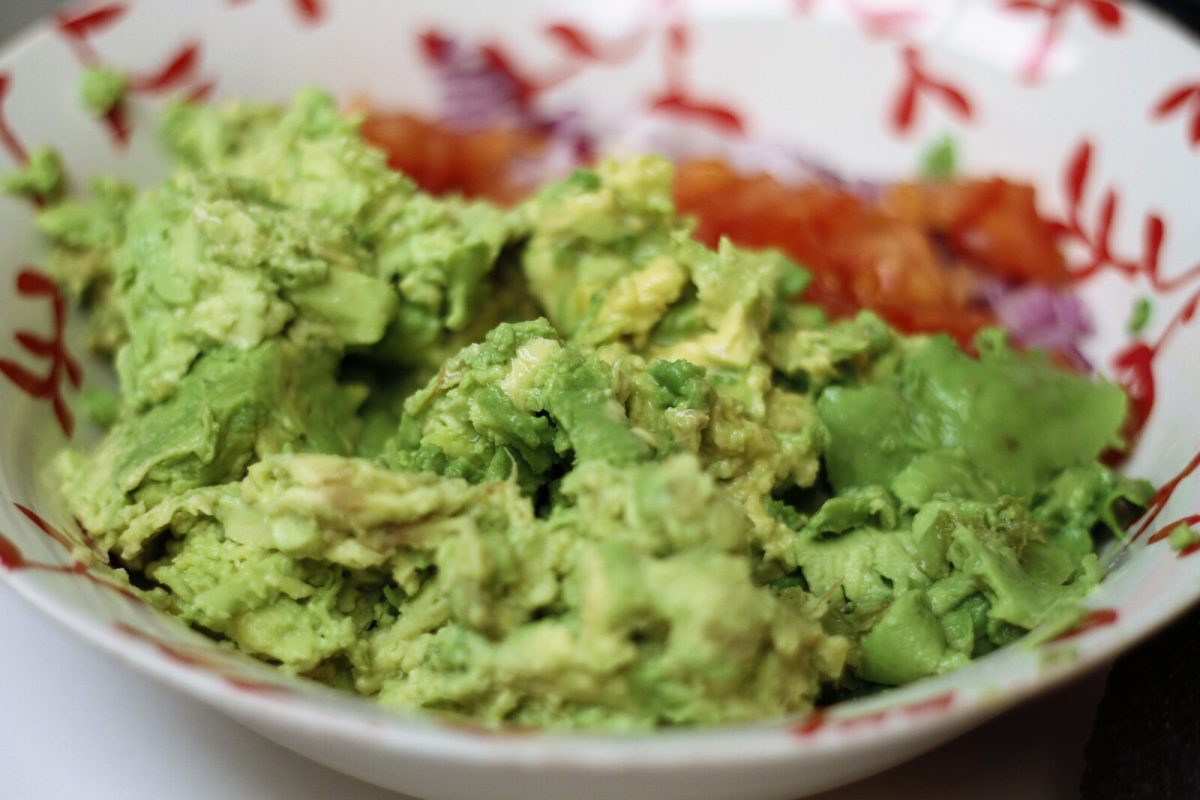 aguacate con tartar de langostinos paso 8