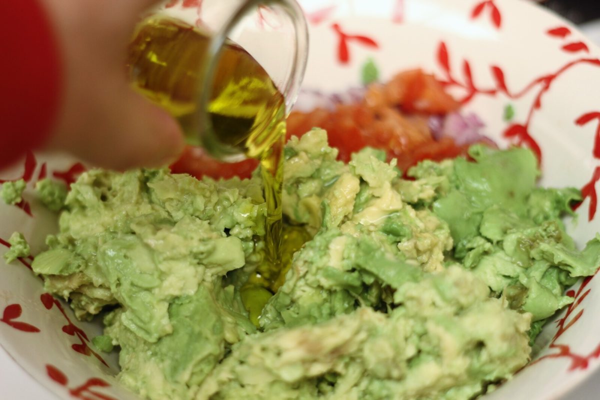 aguacate con tartar de langostinos paso 9