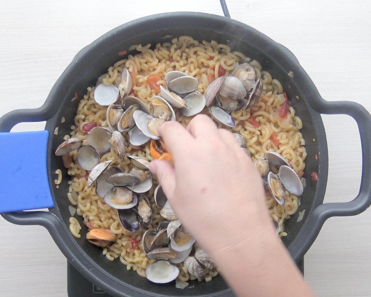 Cazuela de fideos con almejas paso 5