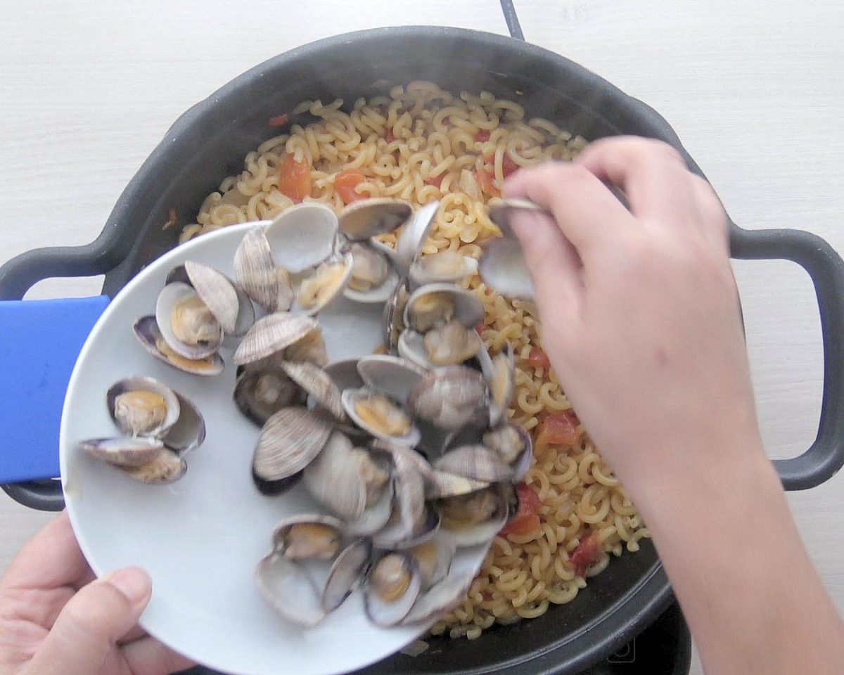 Cazuela de fideos con almejas paso 6