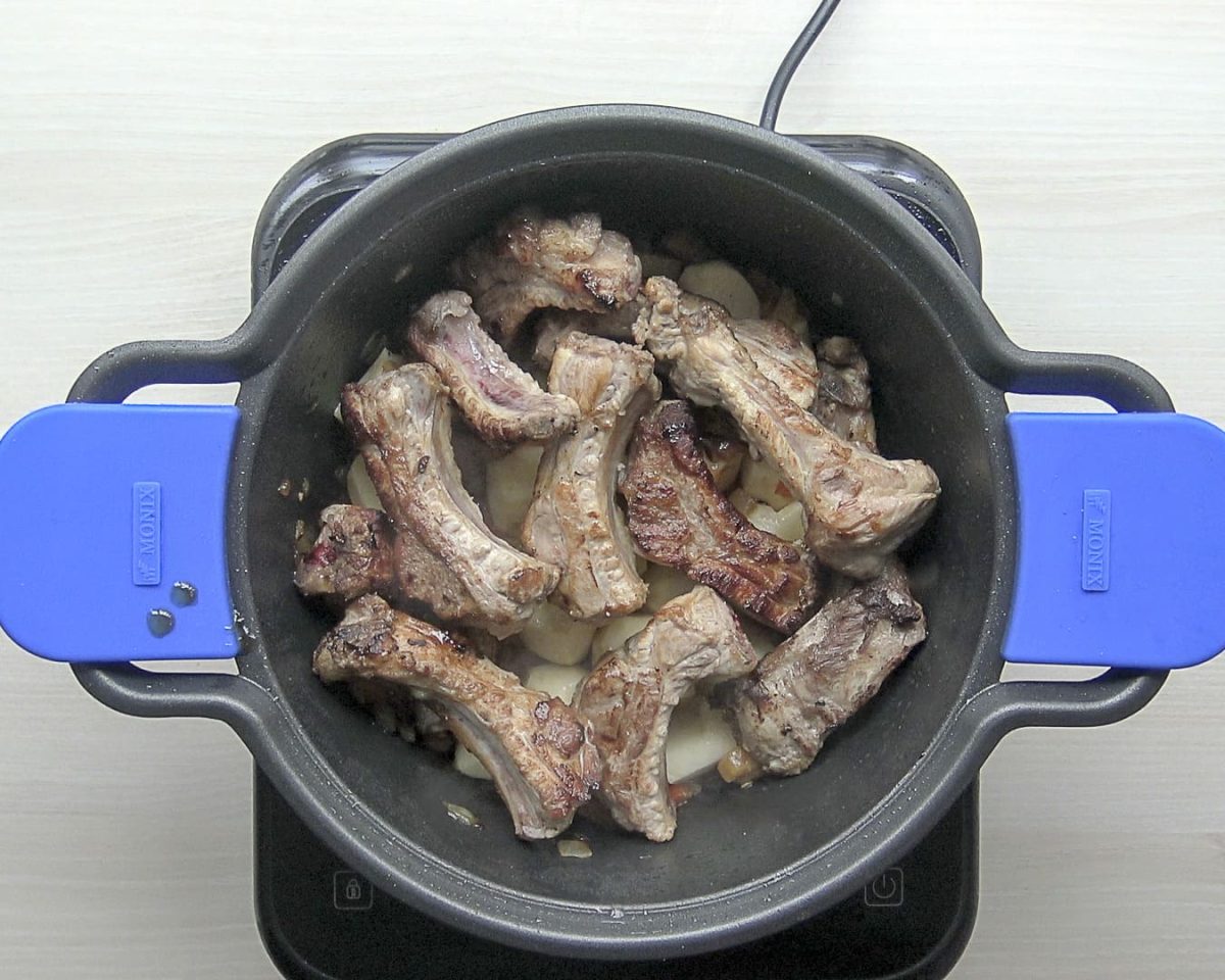 Estofado de costillas con patatas paso 10