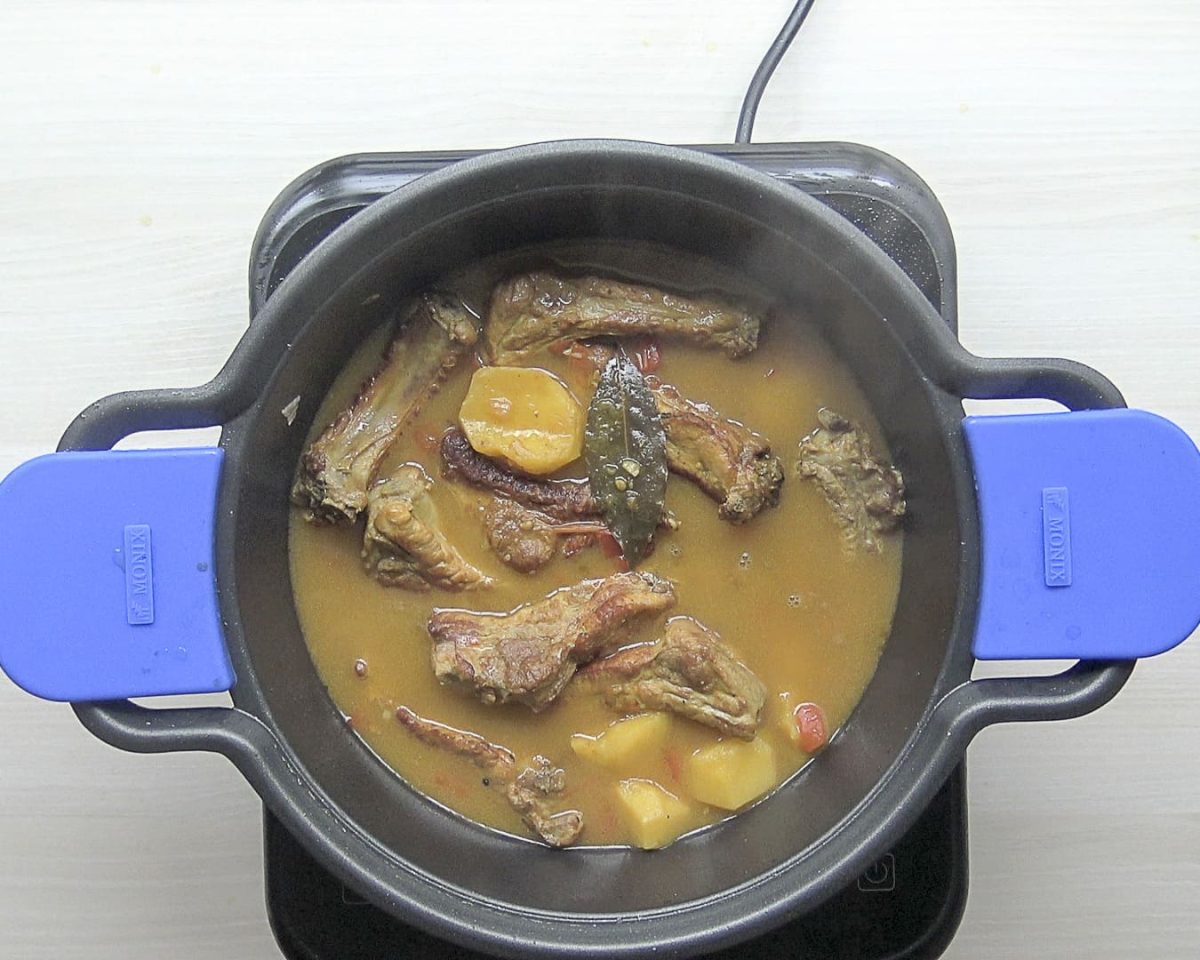 Estofado de costillas con patatas paso 13