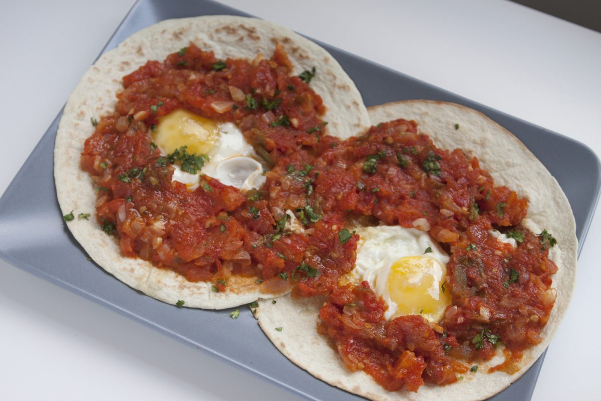 Cómo hacer huevos rancheros. Receta de un desayuno a la mexicana