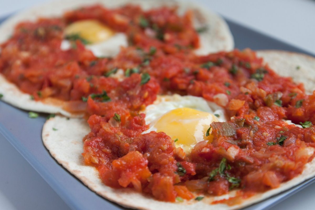 Cómo hacer huevos rancheros. Receta de un desayuno a la mexicana
