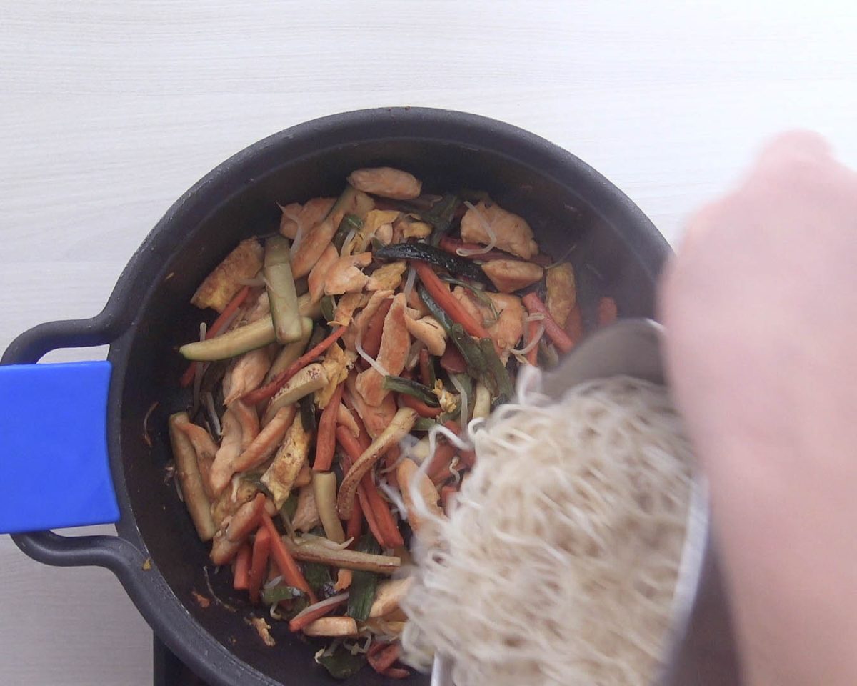 noodles con pollo y verduras paso 10