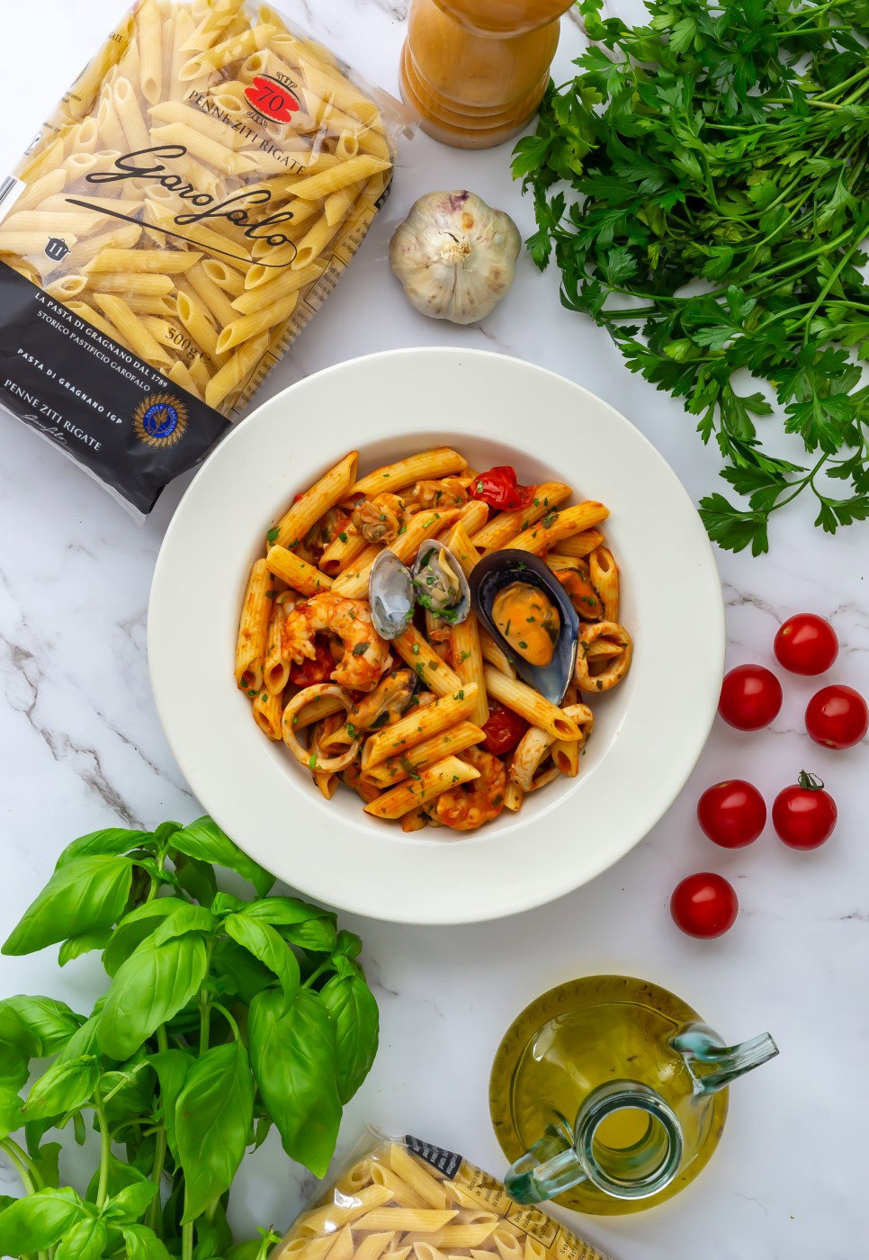 Pasta con salsa marinara con penne ziti rigate