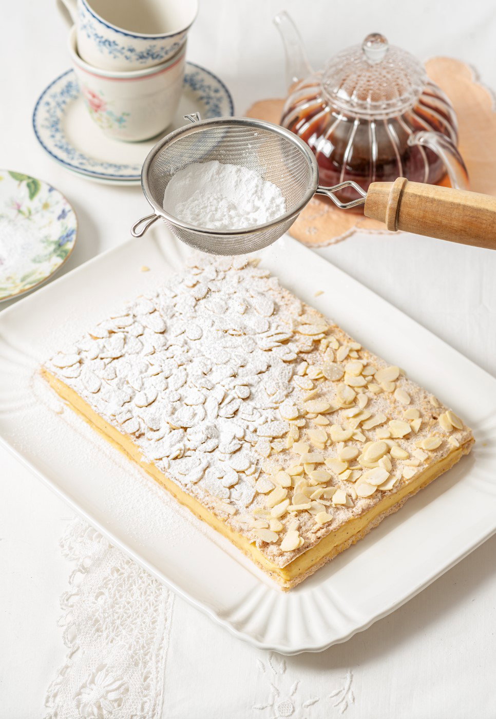 Pastel ruso. Un postre delicioso con crema pastelera y merengue