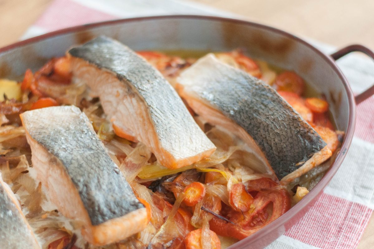 salmón al horno con patatas y verduras presentación