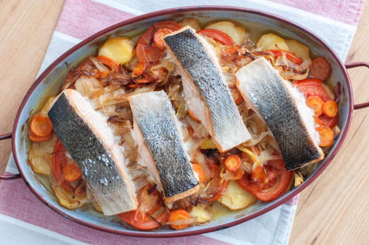 salmón al horno con patatas y verduras presentación