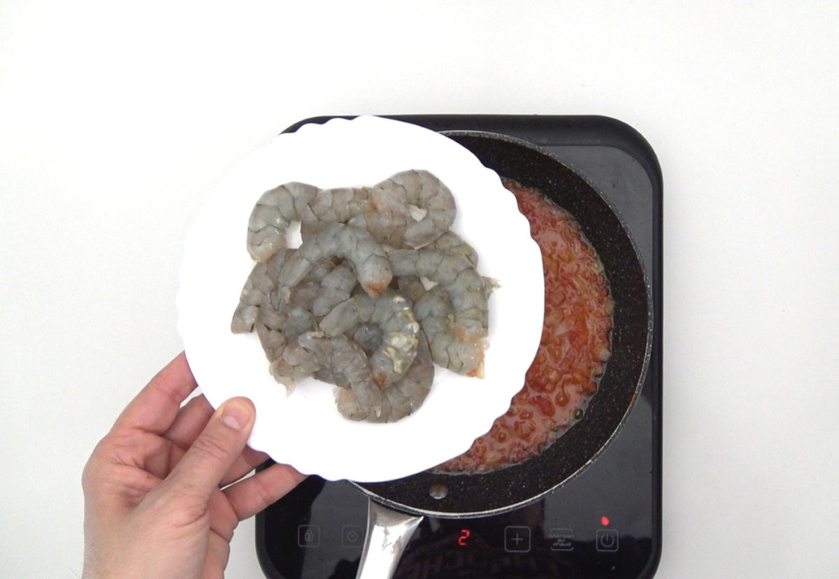 Alubias con langostinos. Receta fácil para disfrutar en casa