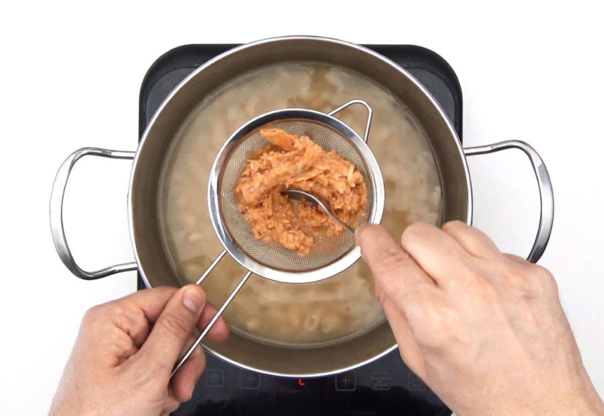 Alubias con langostinos. Receta fácil para disfrutar en casa