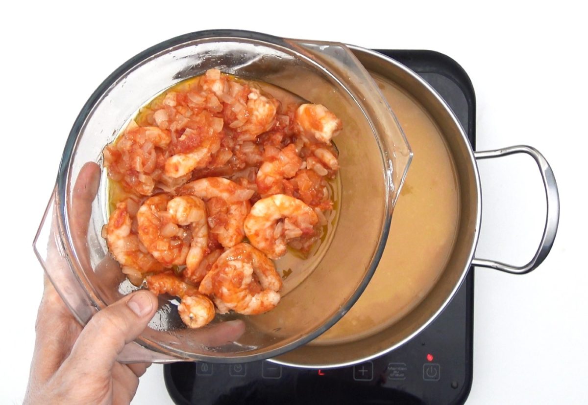 Alubias con langostinos. Receta fácil para disfrutar en casa