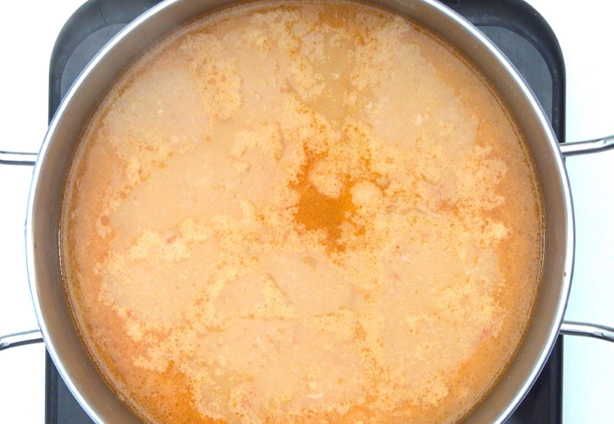 Alubias con langostinos. Receta fácil para disfrutar en casa