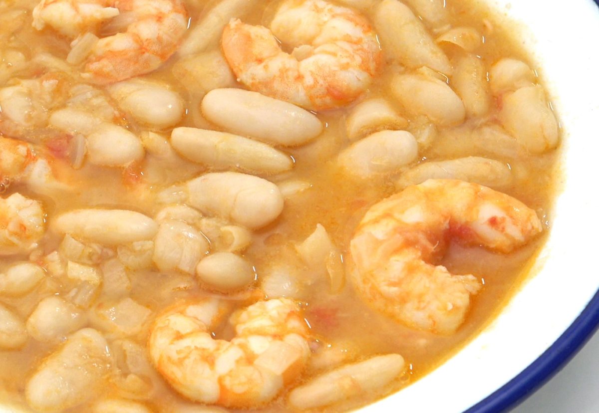 Alubias con langostinos. Receta fácil para disfrutar en casa