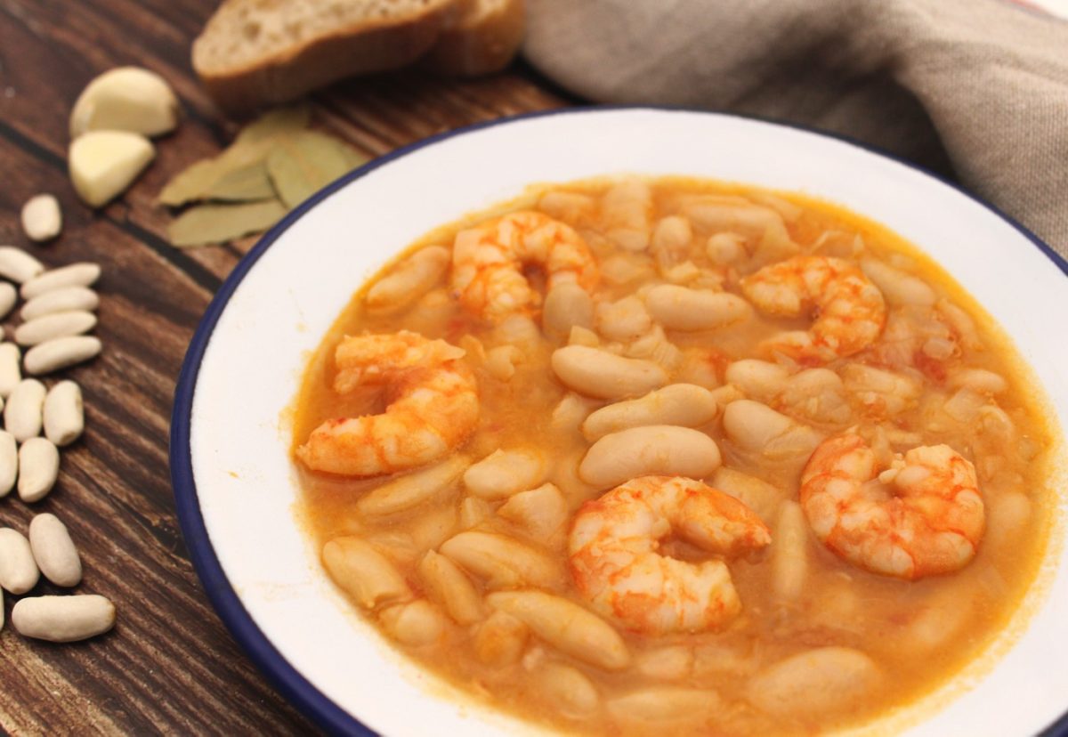 Alubias con langostinos. Receta fácil para disfrutar en casa