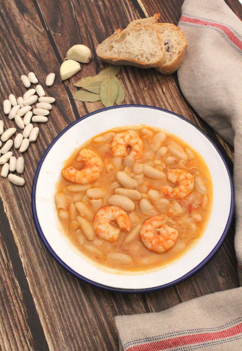 Alubias con langostinos. Receta fácil para disfrutar en casa