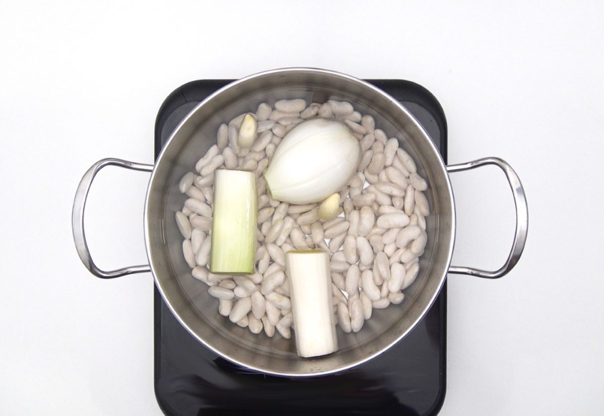 Alubias con langostinos. Receta fácil para disfrutar en casa