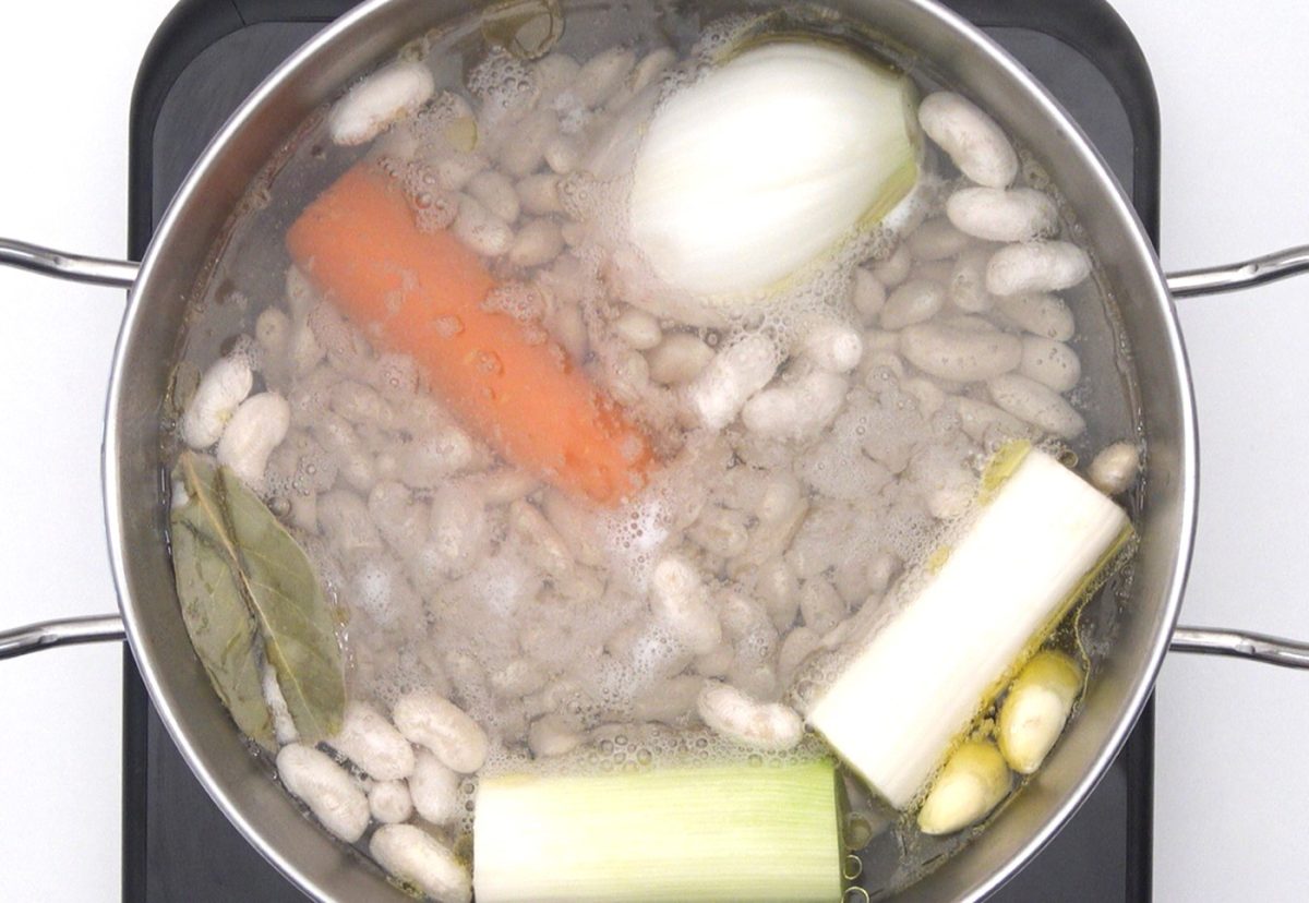 Alubias con langostinos. Receta fácil para disfrutar en casa
