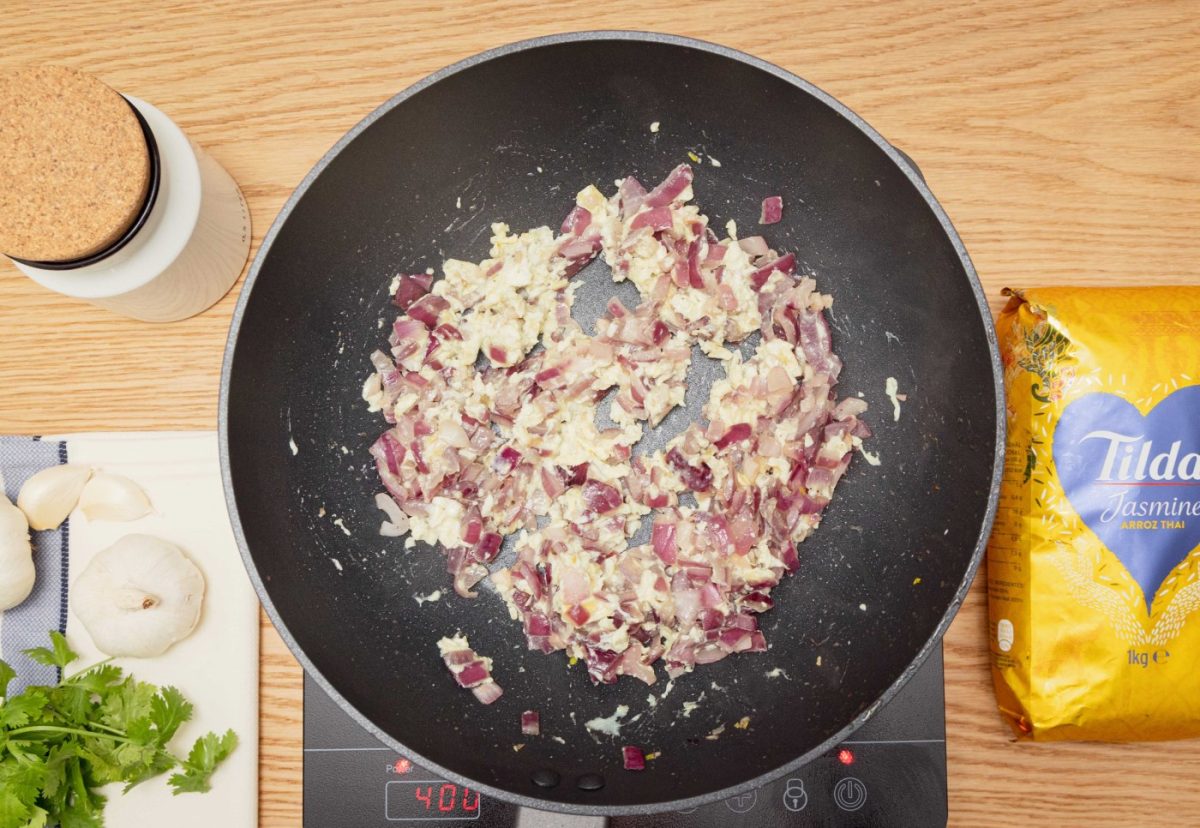 Arroz frito con curry estilo Thai. Receta fácil y rápida