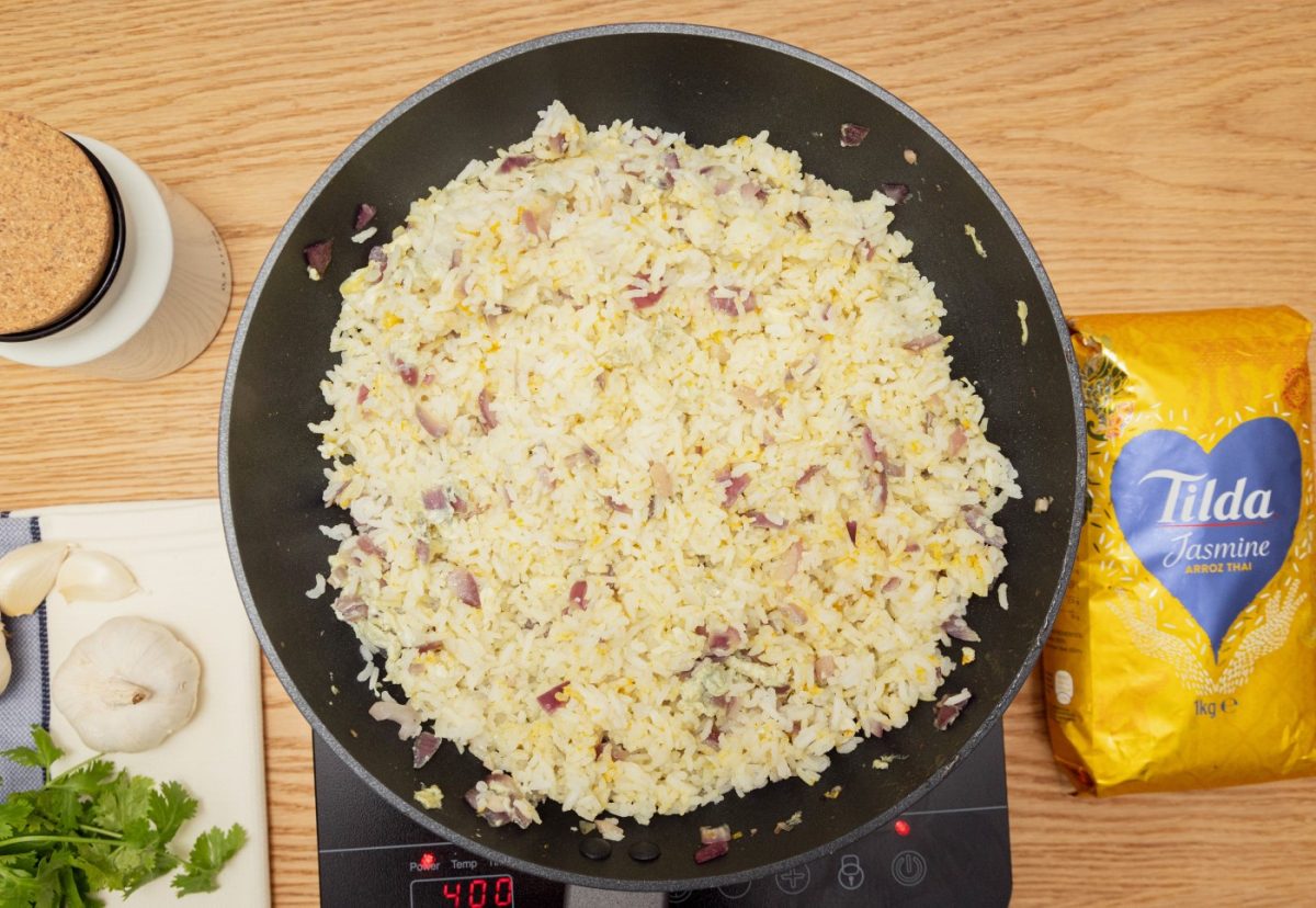 Arroz frito con curry estilo Thai. Receta fácil y rápida