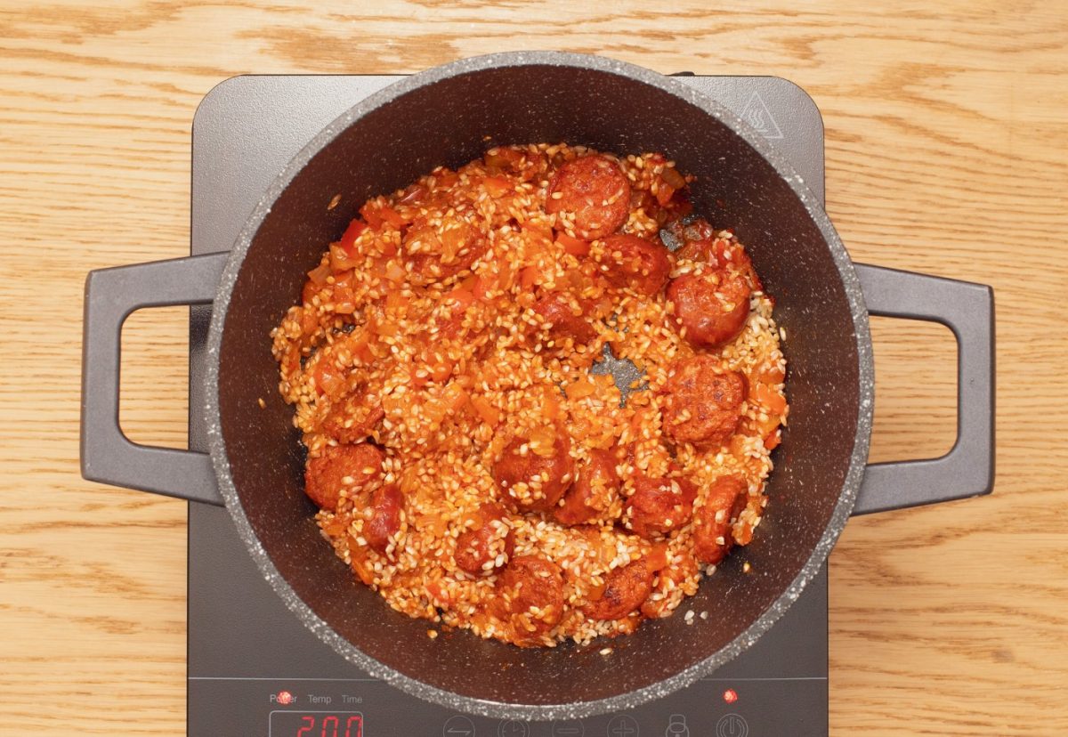 Arroz con chorizo. Un plato rápido y delicioso paso a paso