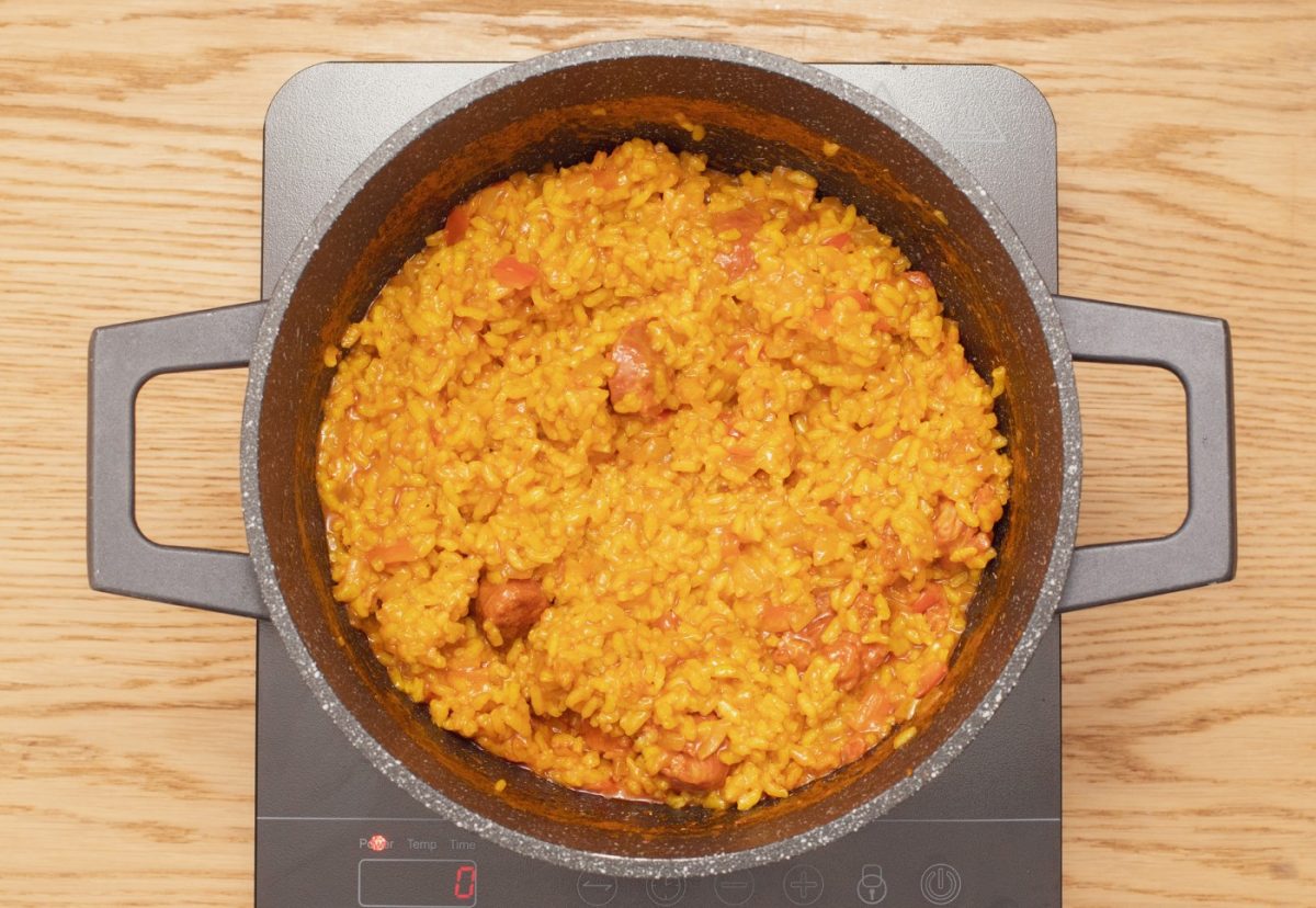 Arroz con chorizo. Un plato rápido y delicioso paso a paso
