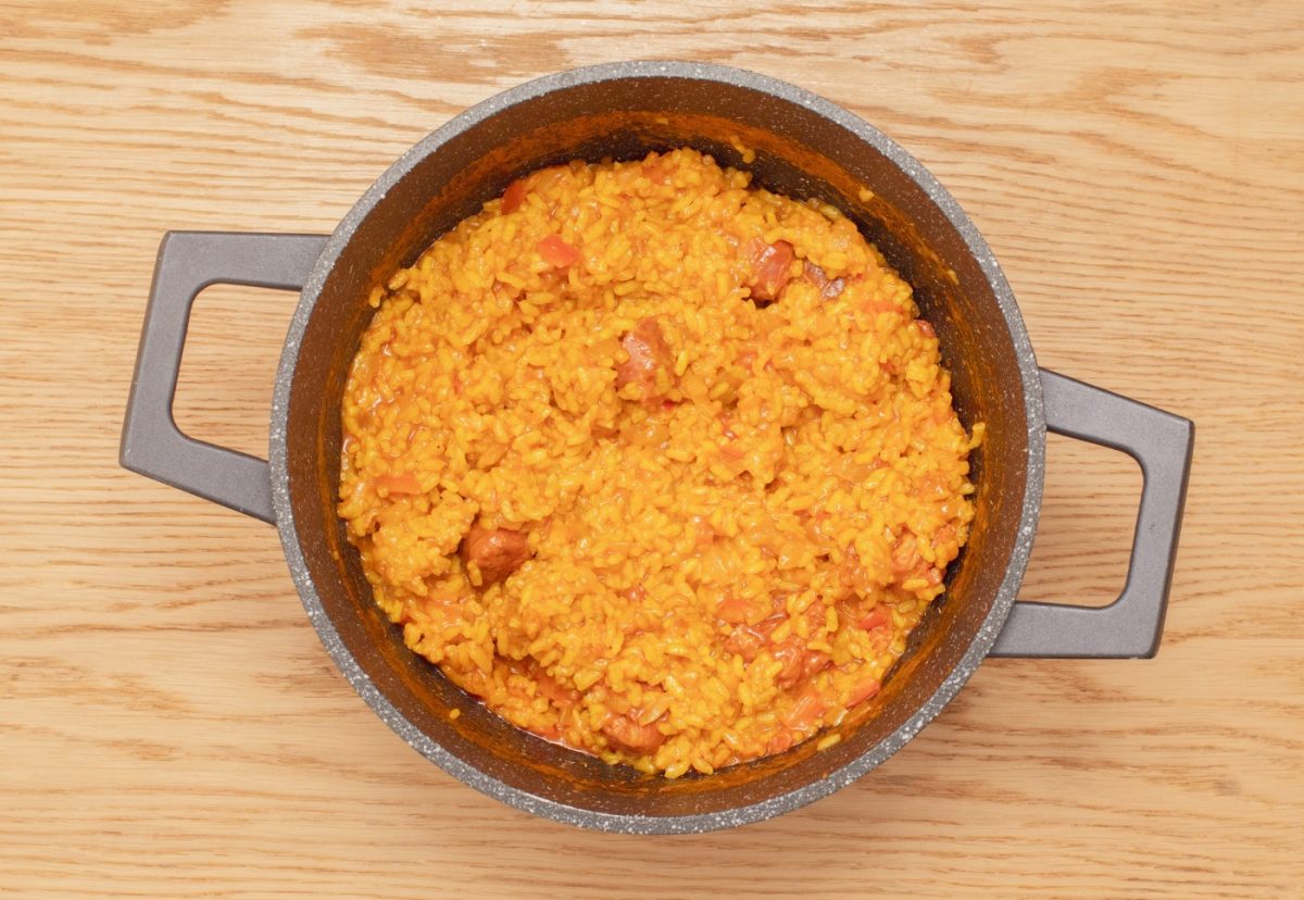 Arroz con chorizo. Un plato rápido y delicioso paso a paso