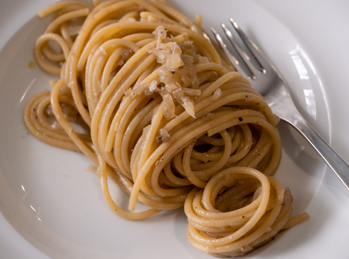 Spaghetti con cebolla y anchoas a la veneta paso a paso
