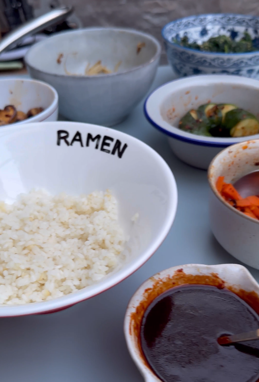 Bibimbap. Receta auténtica con arroz, verduras y carne