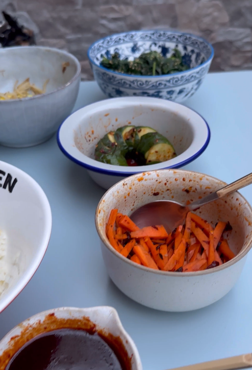 Bibimbap. Receta auténtica con arroz, verduras y carne