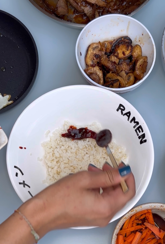 Bibimbap. Receta auténtica con arroz, verduras y carne