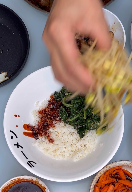 Bibimbap. Receta auténtica con arroz, verduras y carne