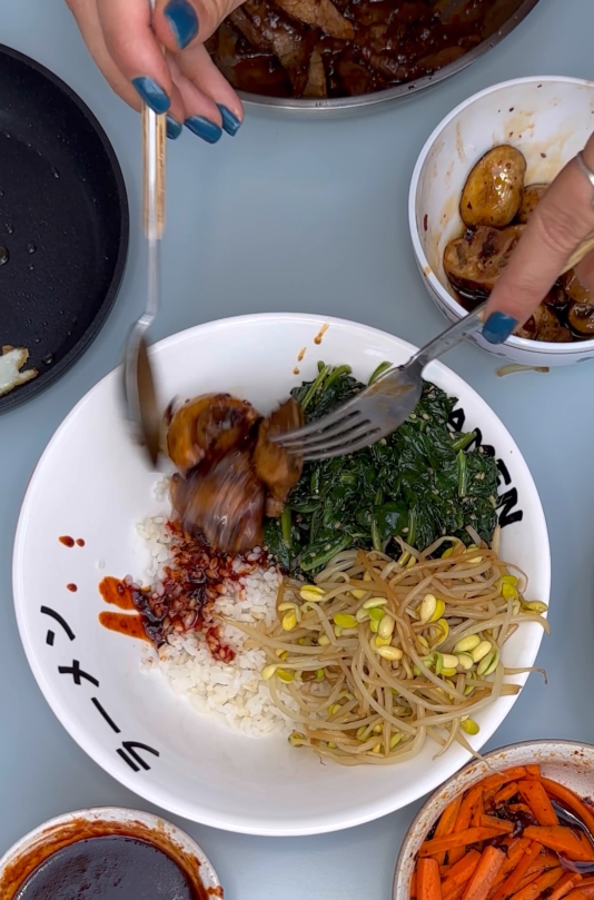 Bibimbap. Receta auténtica con arroz, verduras y carne