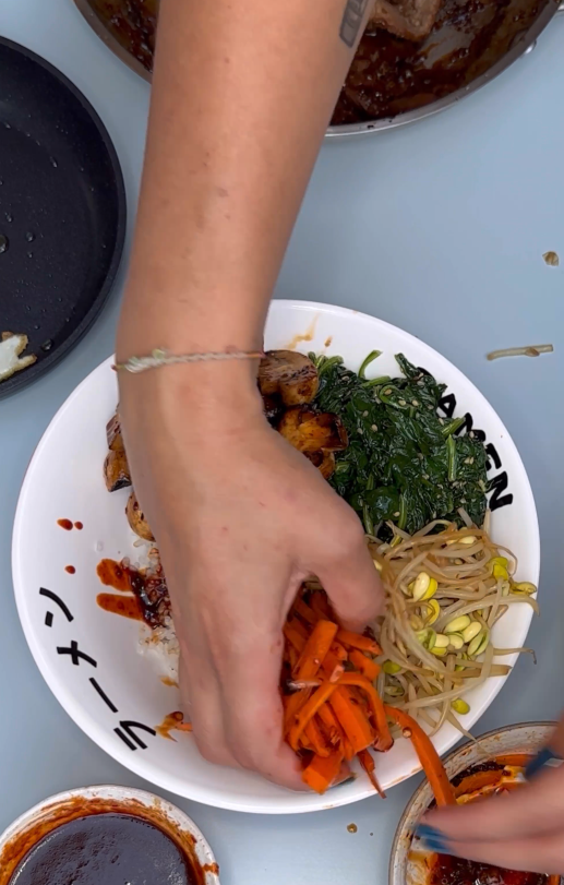 Bibimbap. Receta auténtica con arroz, verduras y carne
