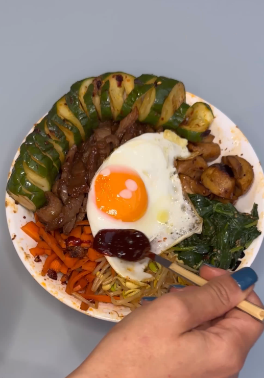 Bibimbap. Receta auténtica con arroz, verduras y carne