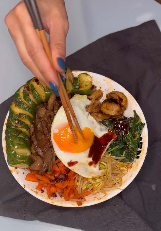 Bibimbap. Receta auténtica con arroz, verduras y carne