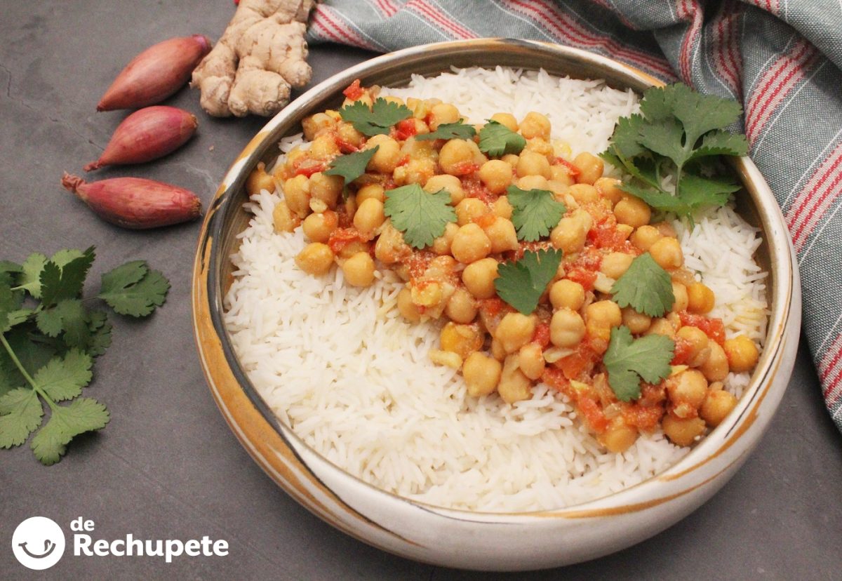 Curry de garbanzos con arroz basmati. Receta lista en 25 minutos