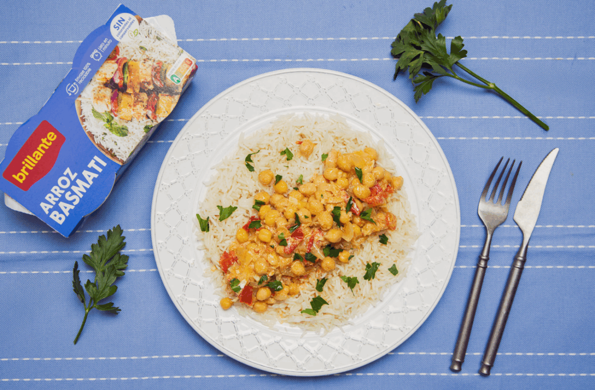 Curry de garbanzos con arroz basmati. Receta lista en 25 minutos