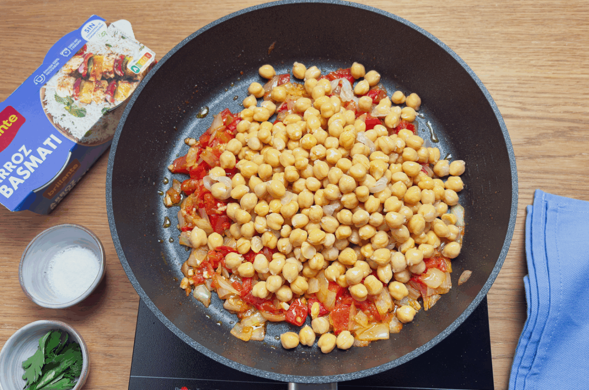 Curry de garbanzos con arroz basmati. Receta lista en 25 minutos