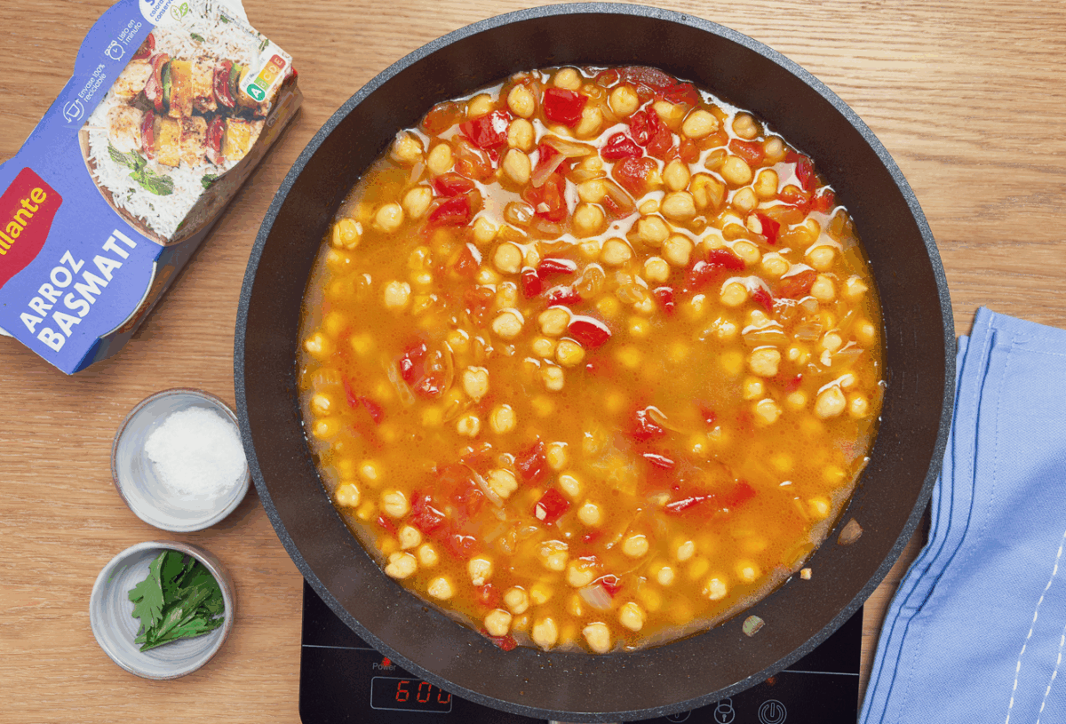 Curry de garbanzos con arroz basmati. Receta lista en 25 minutos