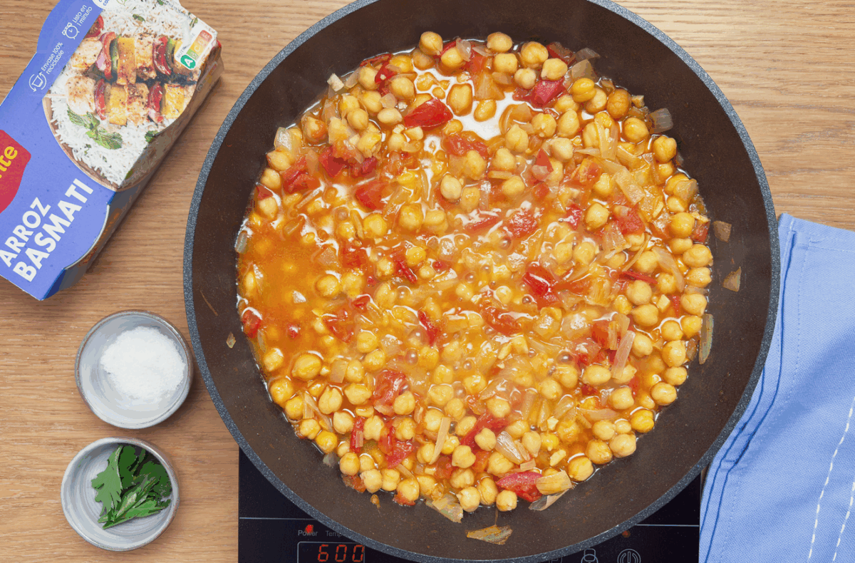 Curry de garbanzos con arroz basmati. Receta lista en 25 minutos