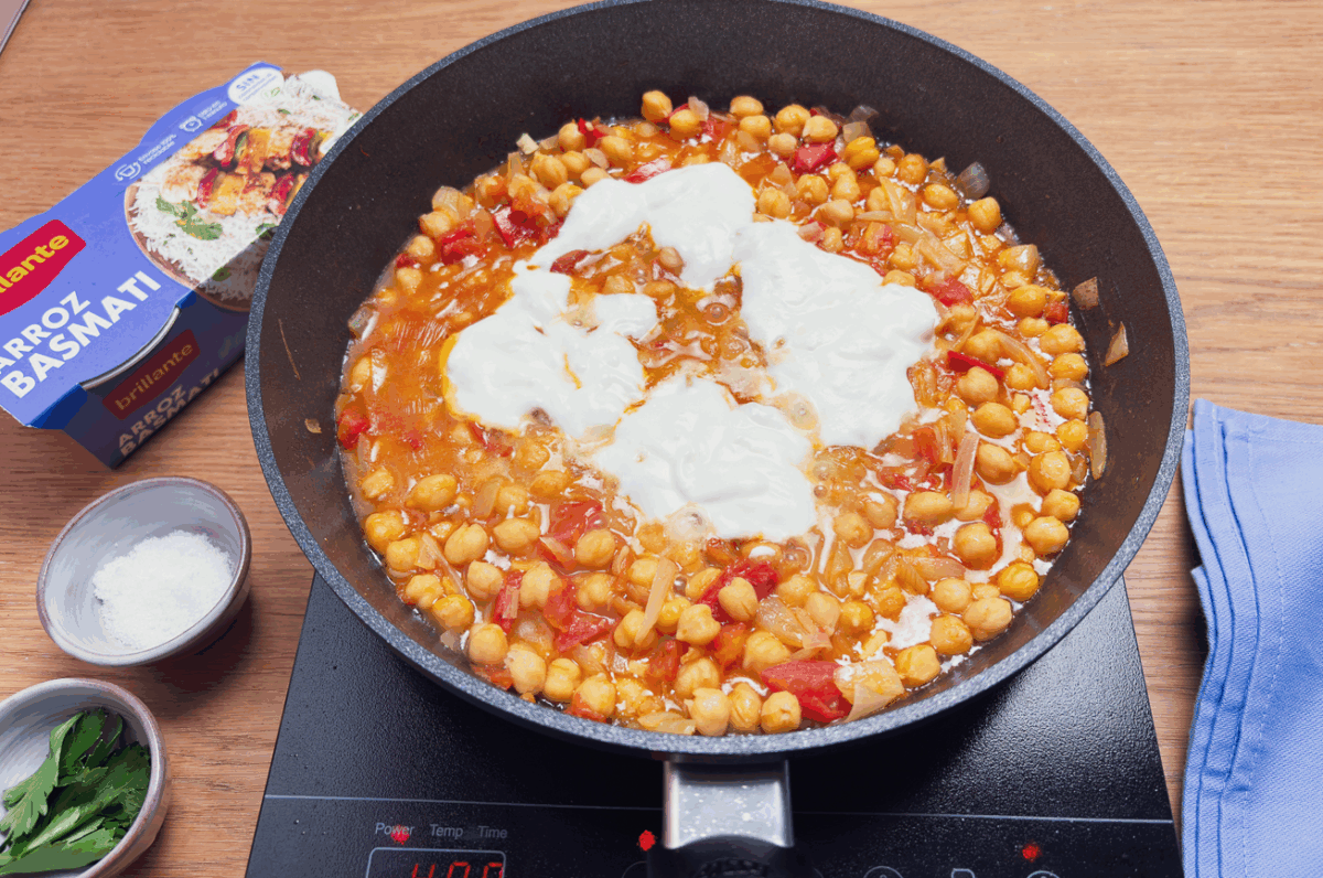 Curry de garbanzos con arroz basmati. Receta lista en 25 minutos