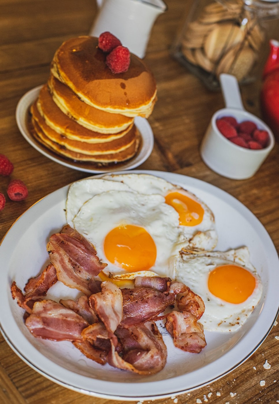 Desayuno americano con pancakes, bacon y huevos